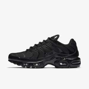 AIR MAX PLUS - ALL BLACK, MENS 7.5/WOMENS 9